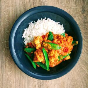 curry z kalafiorem i groszkiem cukrowym